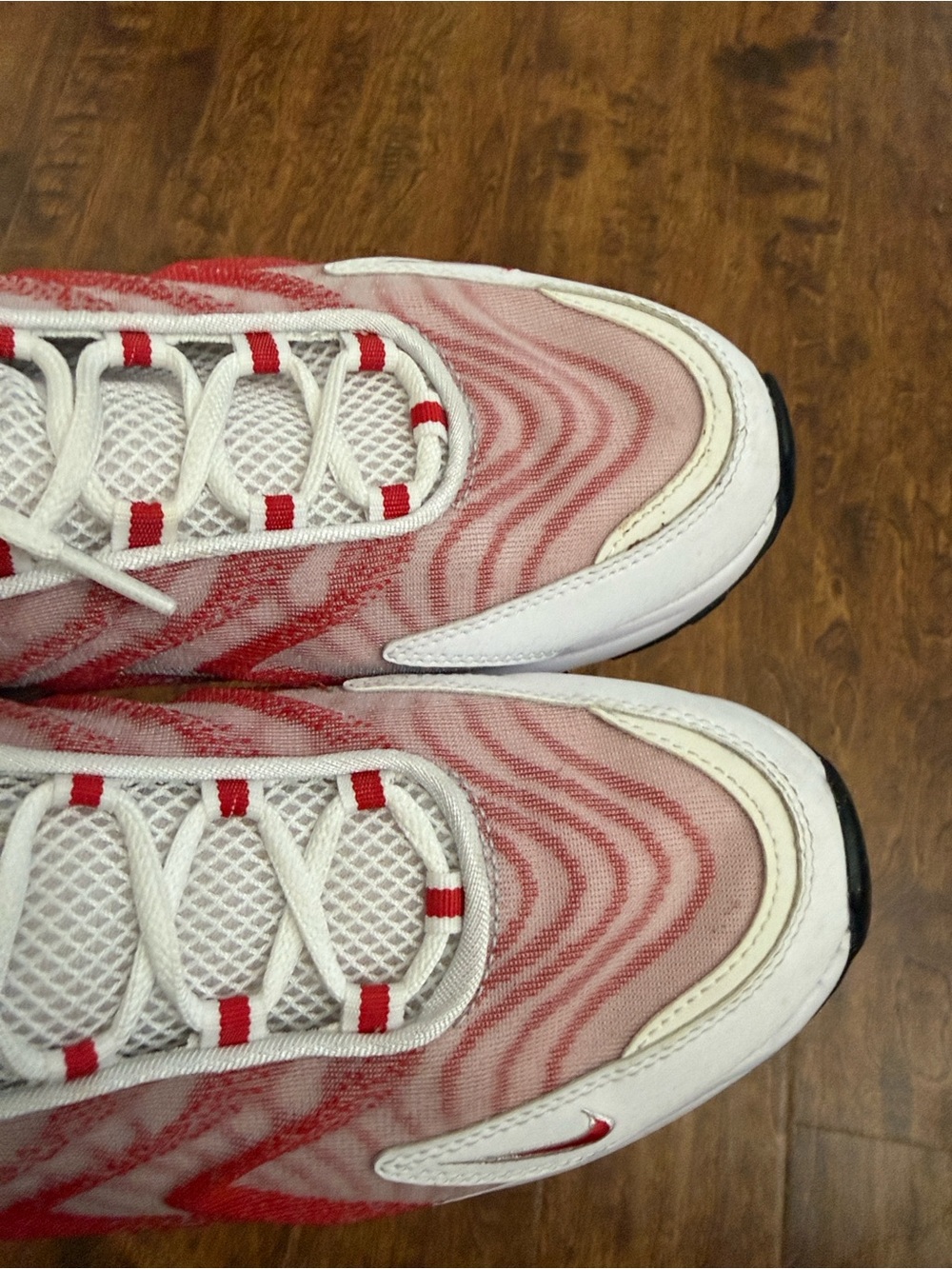 Nike Men’s White and Red Wave-Pattern Sneakers - Picture 9 of 15